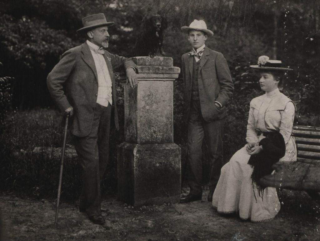 HS z córką i synem w parku oblęgorskim ok. 18 VII 1902. Fot. C. Kulewski. Biesiada Literacka 26 IX 1902 nr 39 s.241.jpg