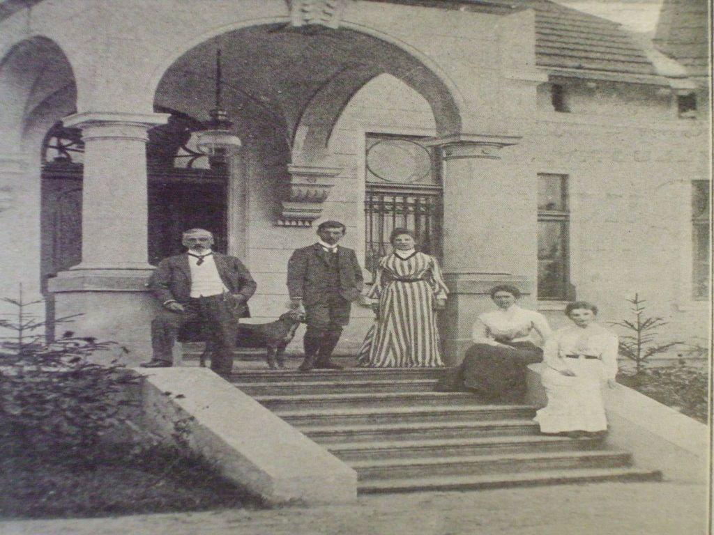 HS z rodziną i Marią Ejsmond przed pałacykiem w Oblęgorku VIII 1902.jpg