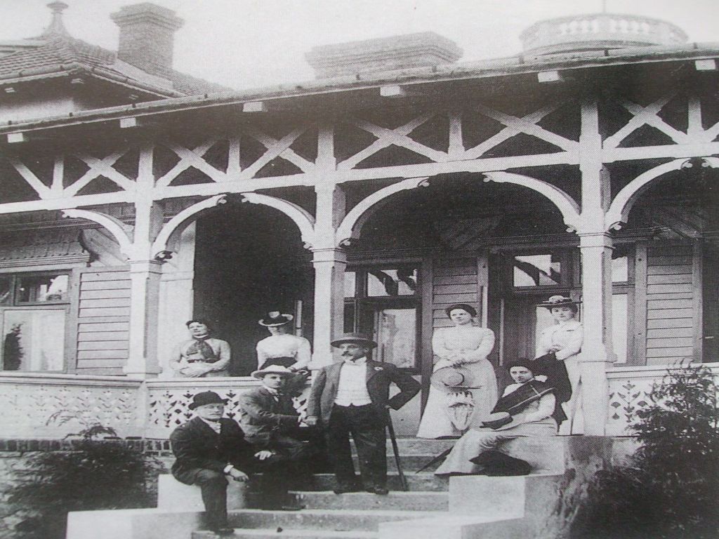 HS z rodziną i znajomymi na werandzie pałącyku w Oblęgorku ok. 18 VII 1902.jpg