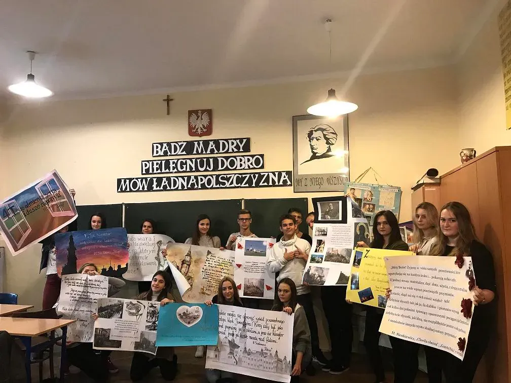 uczniowie szkoły trzymają znak